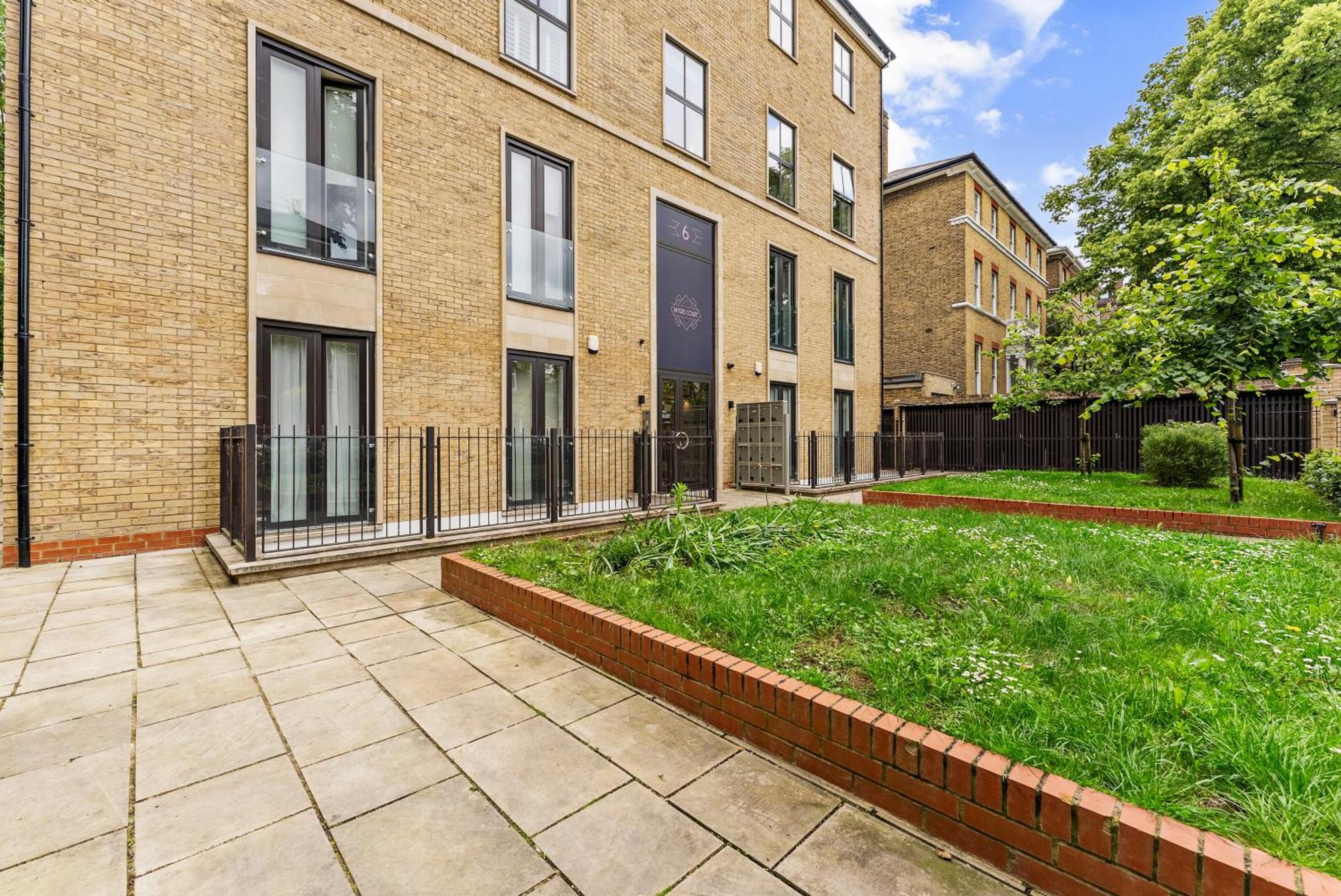 Stunning 2 Bed Flat In - Sleeps 8 -balcony *