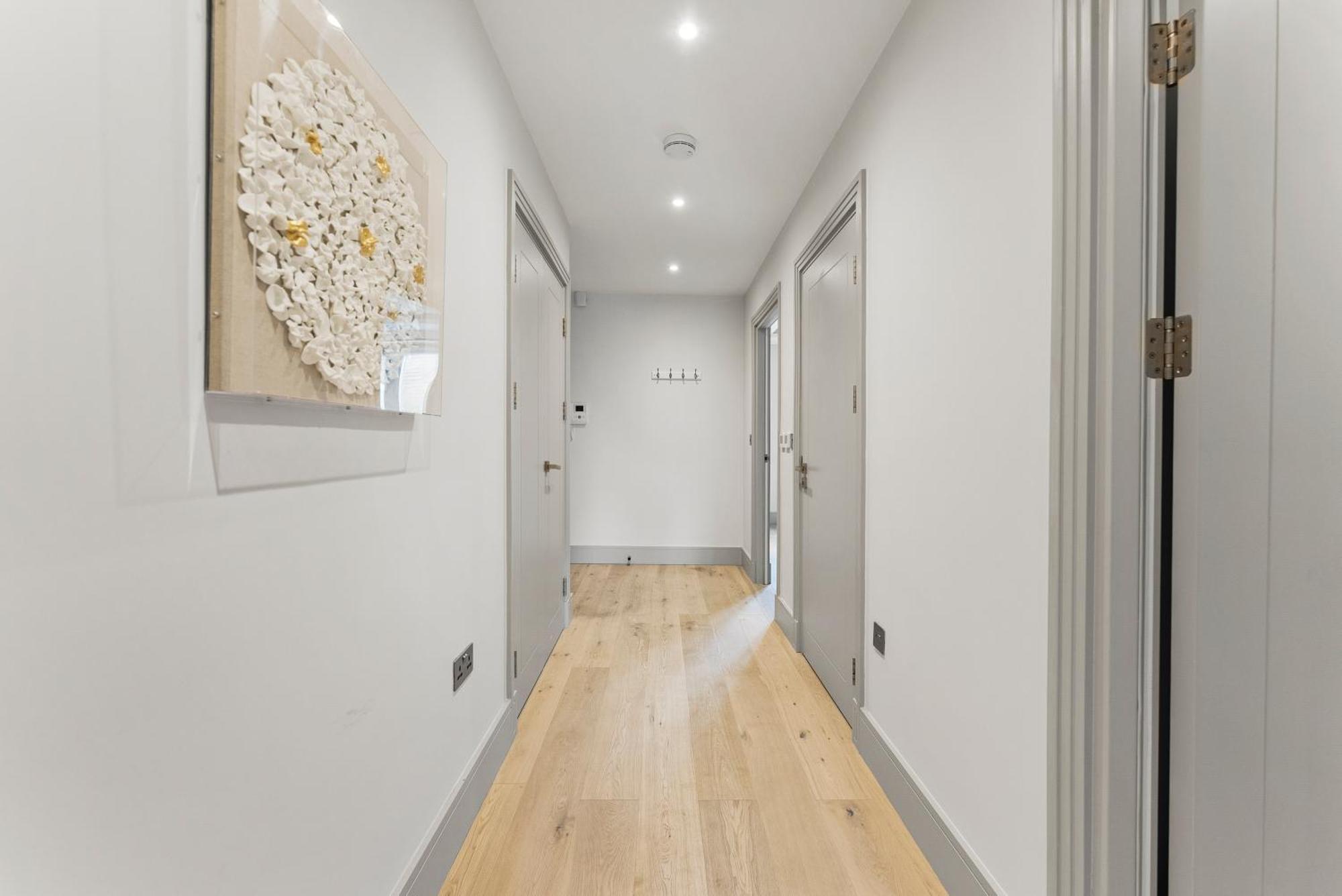 Stunning 2 Bed Flat In - Sleeps 8 -balcony Apartment *