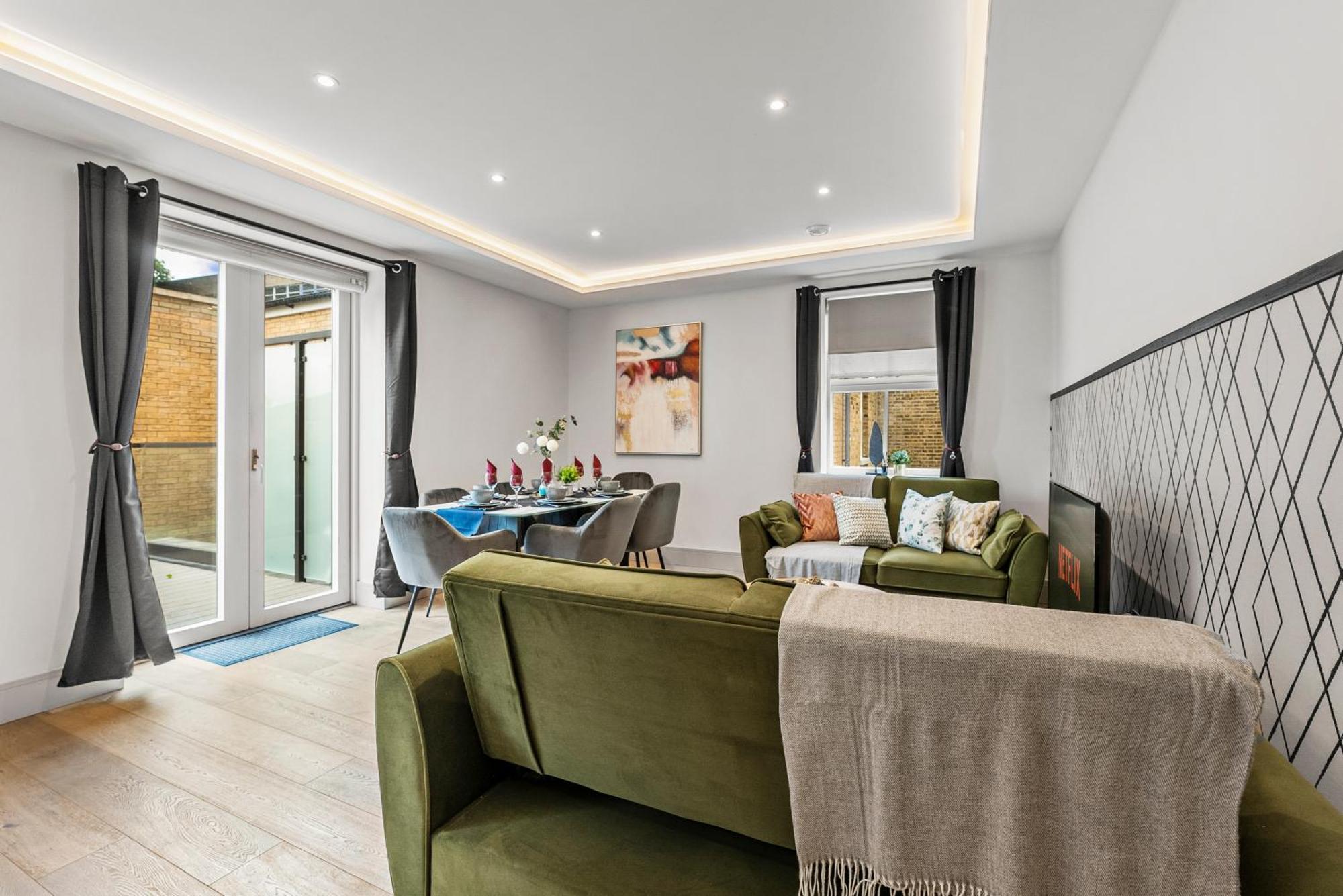 Stunning 2 Bed Flat In - Sleeps 8 -balcony * London