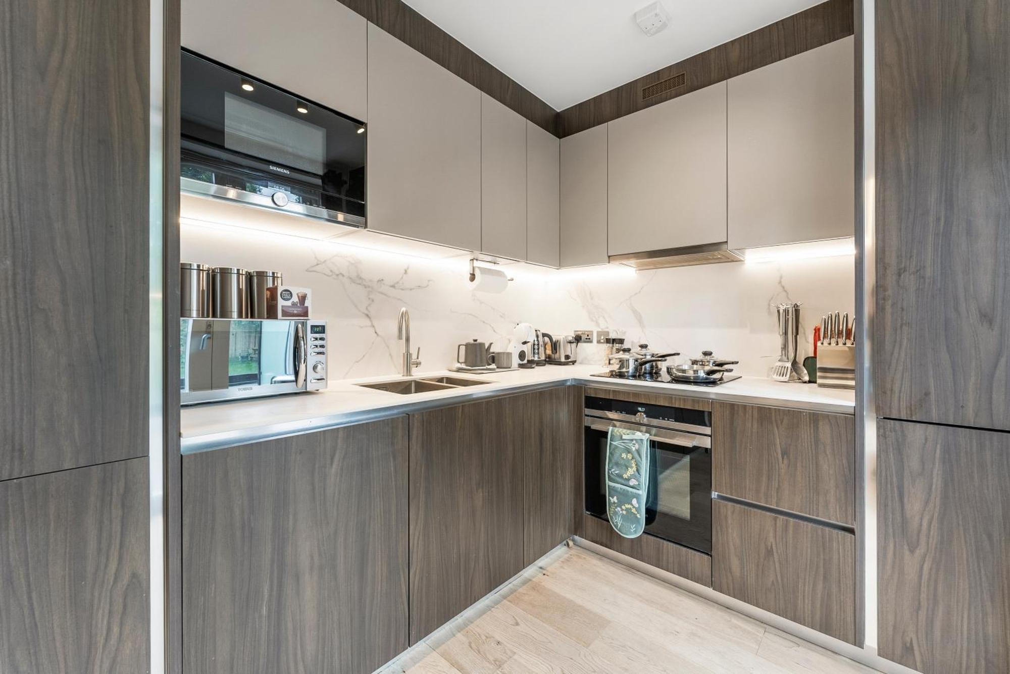 Stunning 2 Bed Flat In - Sleeps 8 -balcony * London