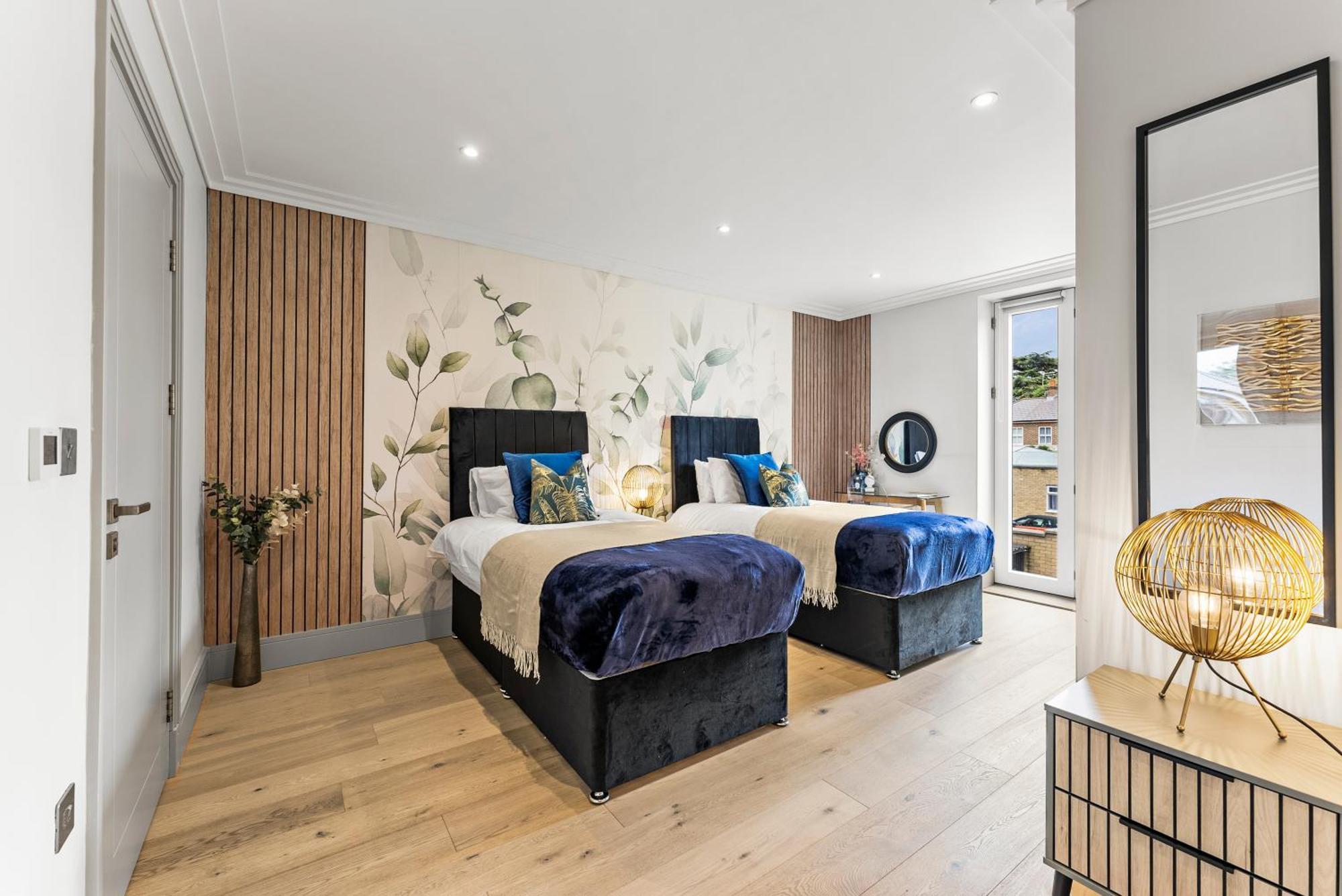 Stunning 2 Bed Flat In - Sleeps 8 -balcony Apartment London