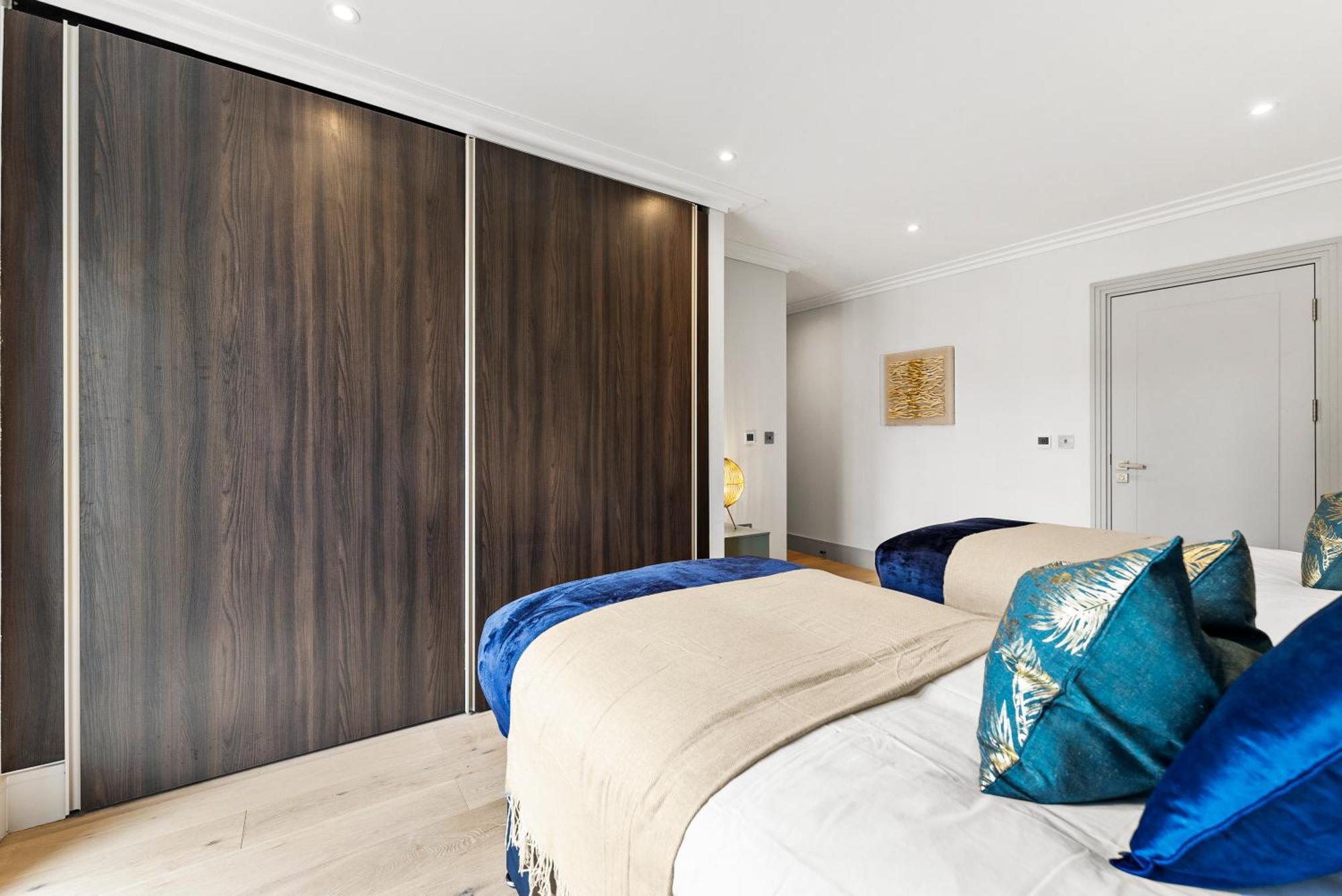 Stunning 2 Bed Flat In - Sleeps 8 -balcony