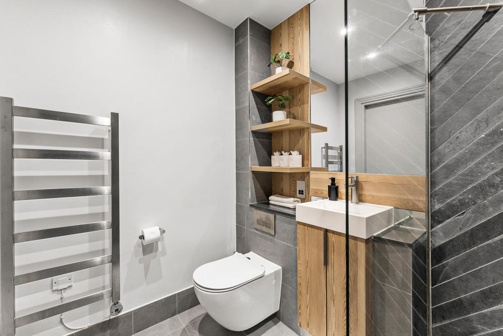 Stunning 2 Bed Flat In - Sleeps 8 -balcony * London