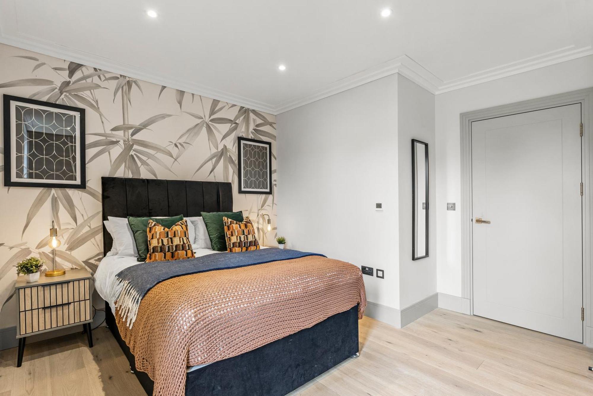 Stunning 2 Bed Flat In - Sleeps 8 -balcony London