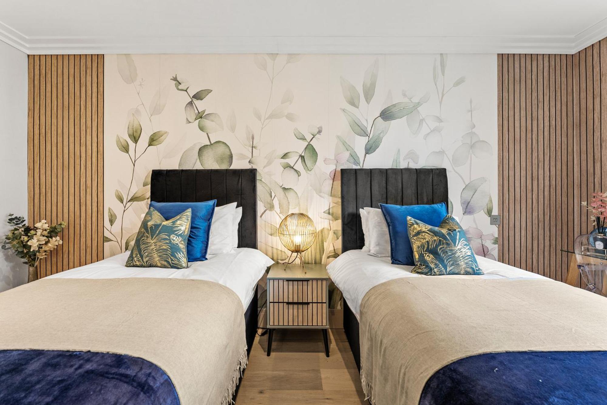Stunning 2 Bed Flat In - Sleeps 8 -balcony