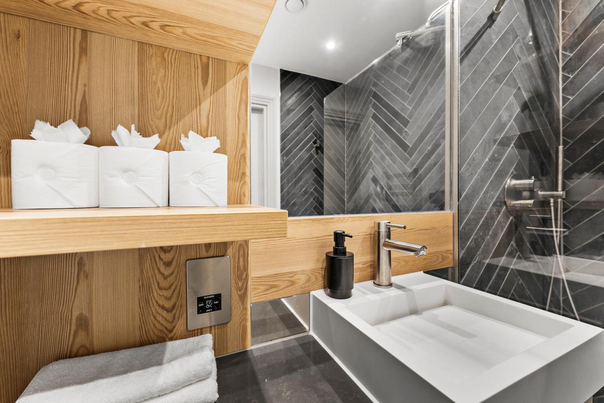 Apartment Stunning 2 Bed Flat In - Sleeps 8 -balcony London
