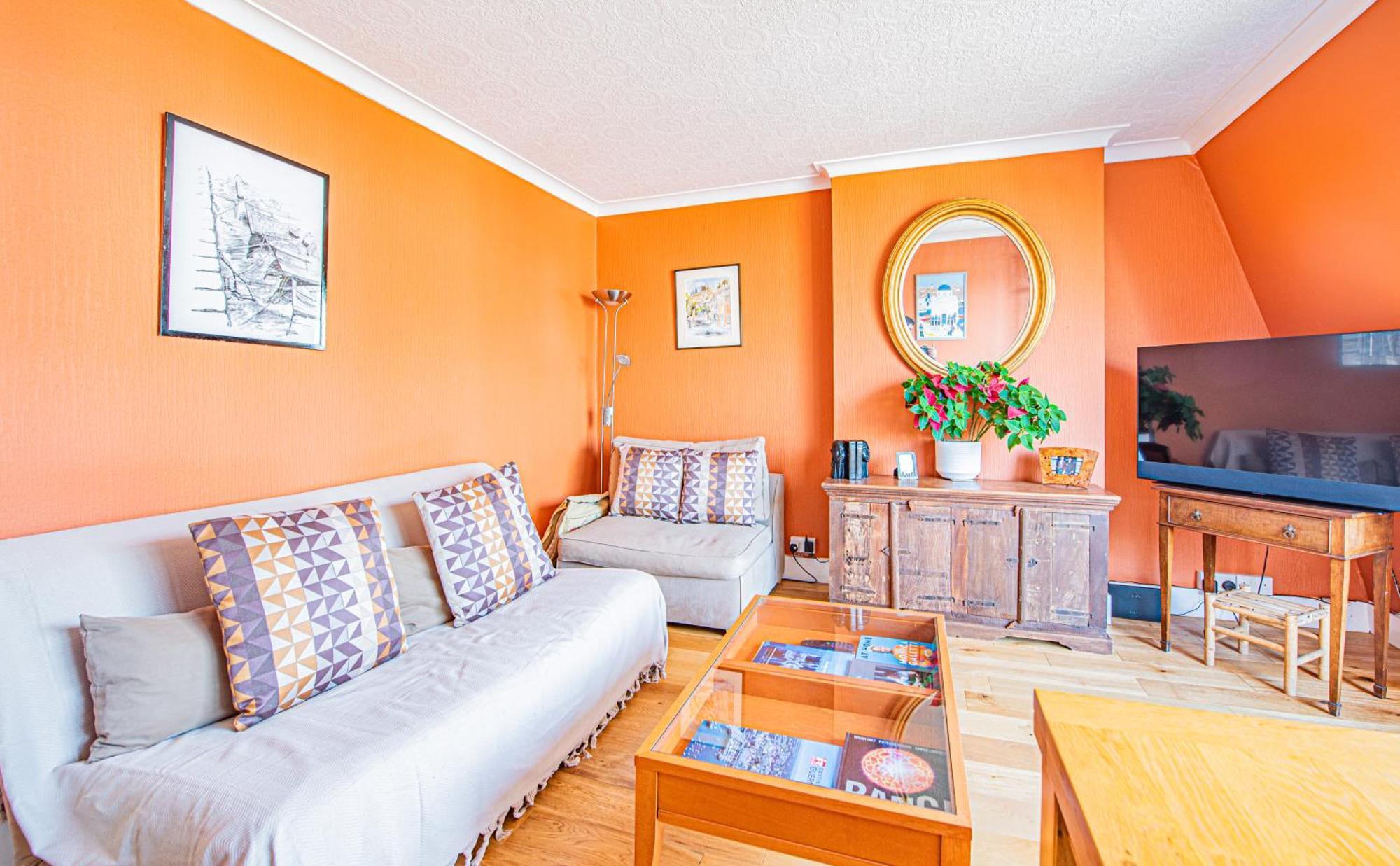 Apartment Bright 1-bed Flat With Balcony In West Kensington London