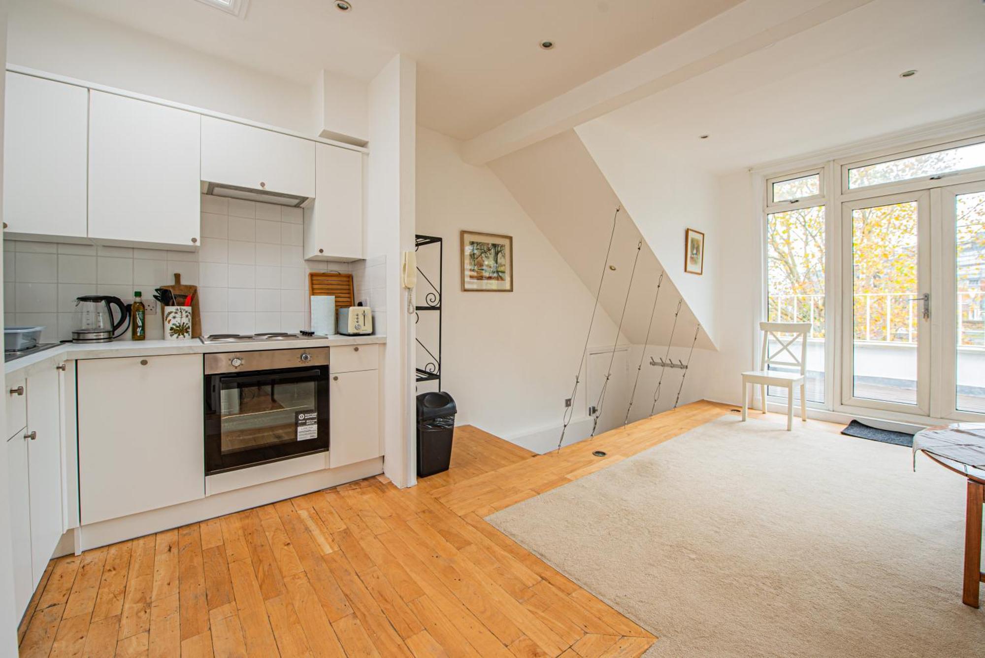 Stylish Flat Near Kensington With Spacious Balcony Apartment