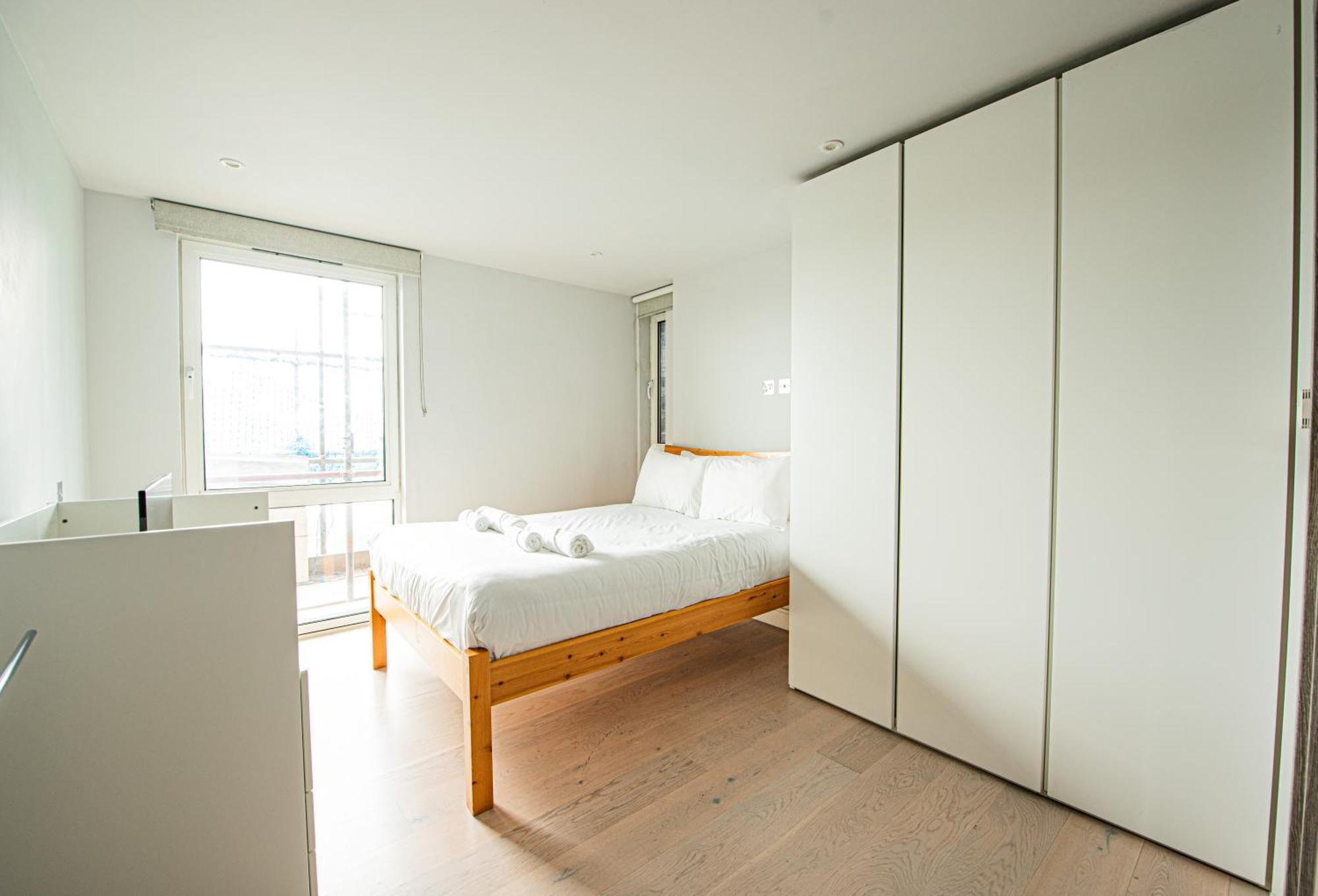 Modern 2 Bed Flat In Battersea Close To Transport *