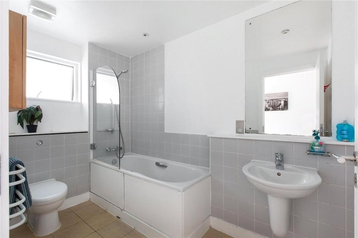 Apartment Regents Canal London