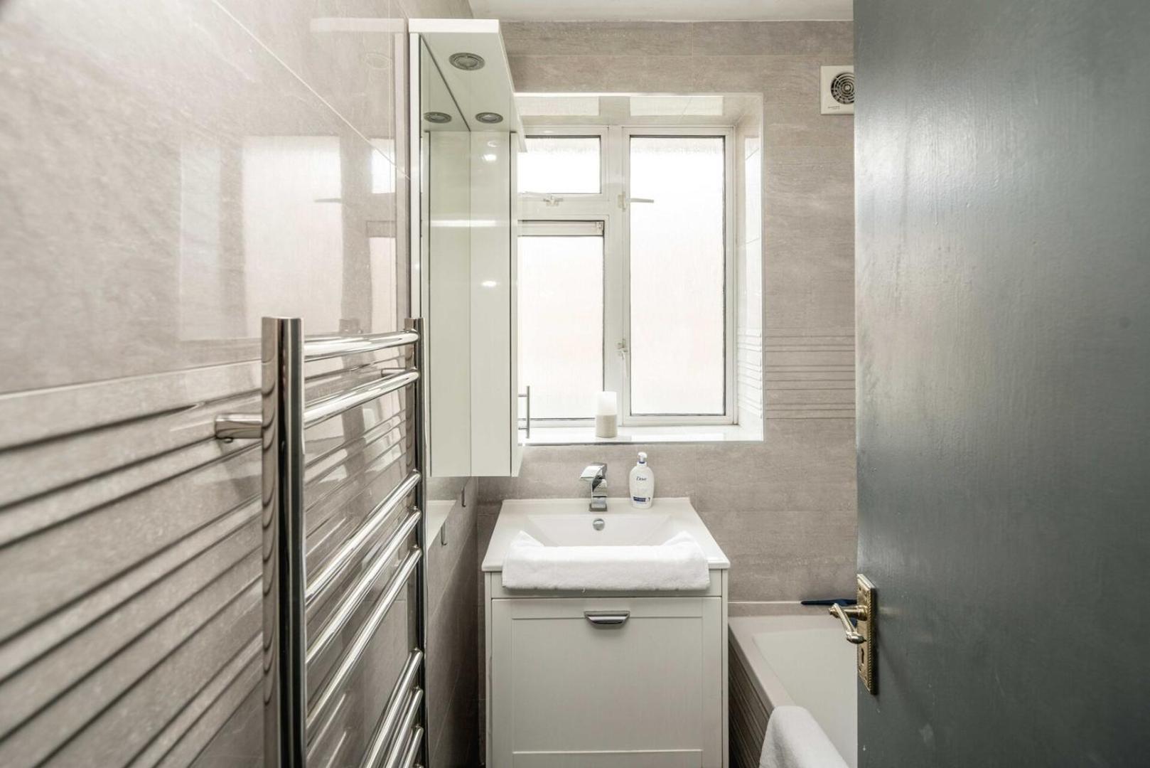 Spacious 3br Flat With Balcony Near Tottenham Hale *