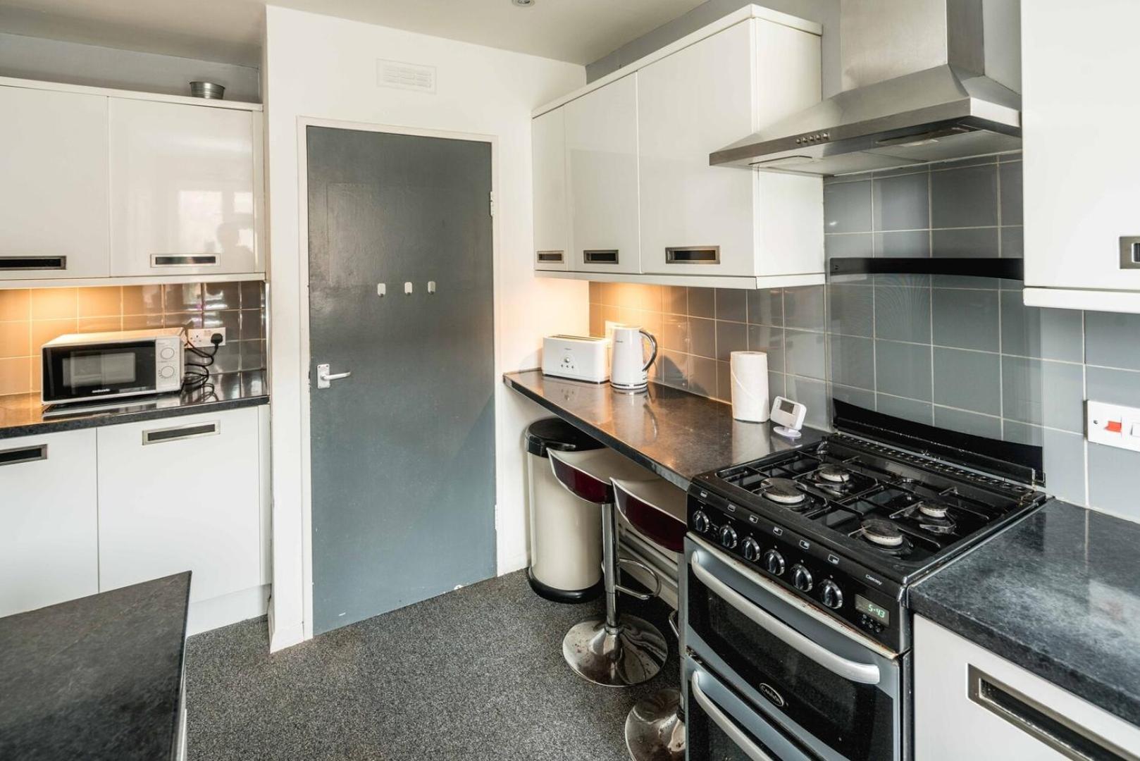 Spacious 3br Flat With Balcony Near Tottenham Hale *