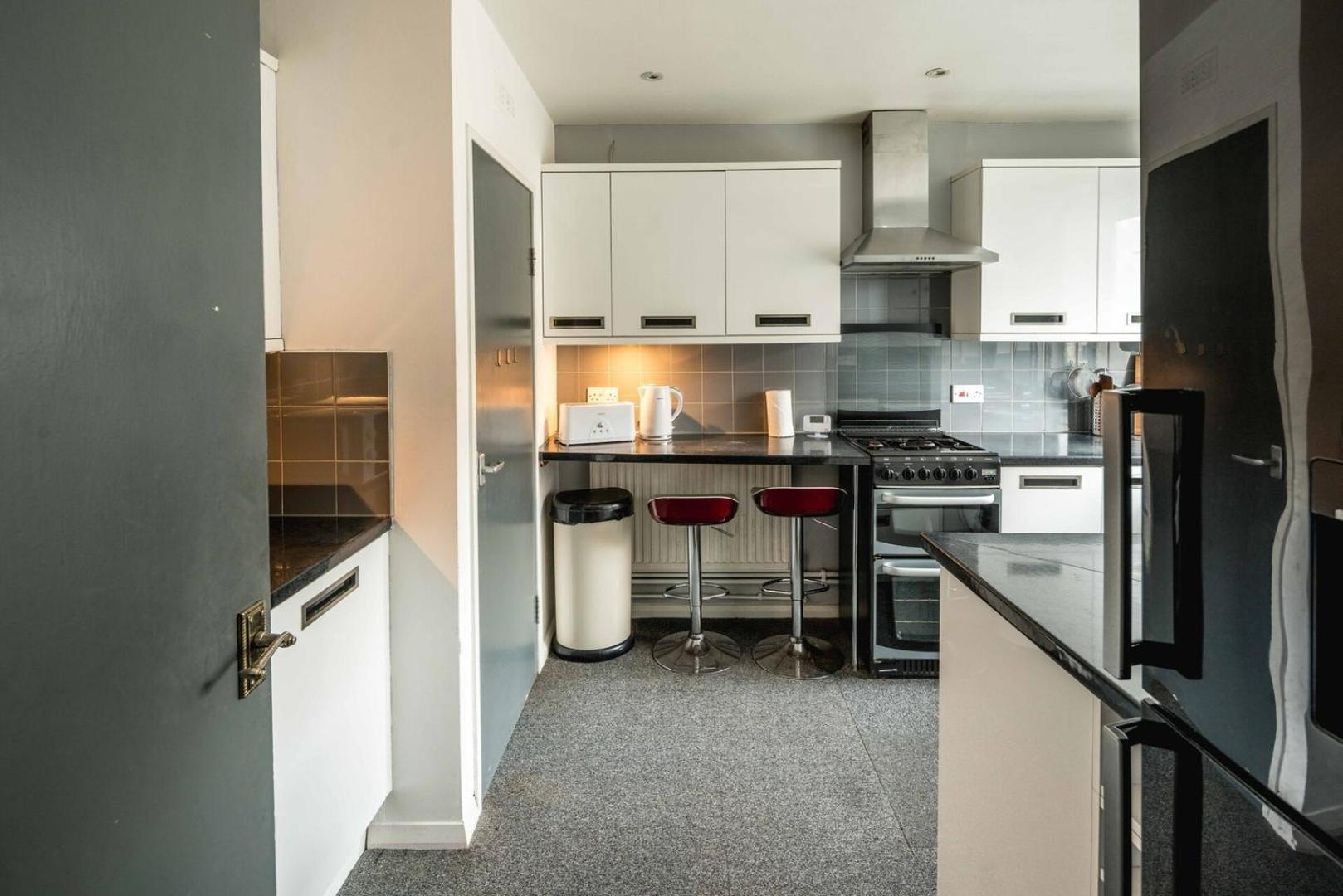 Apartment Spacious 3br Flat With Balcony Near Tottenham Hale *