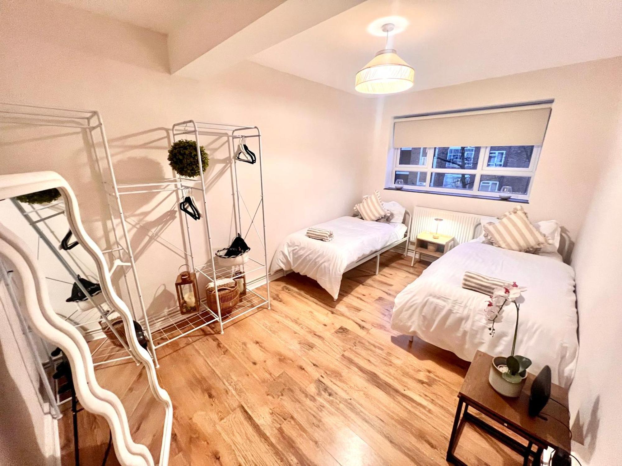 Central City 3 Minutes To Tower Of London Trendy Shoreditch Recently Refurbished 3 Bedrooms Sleeps 8