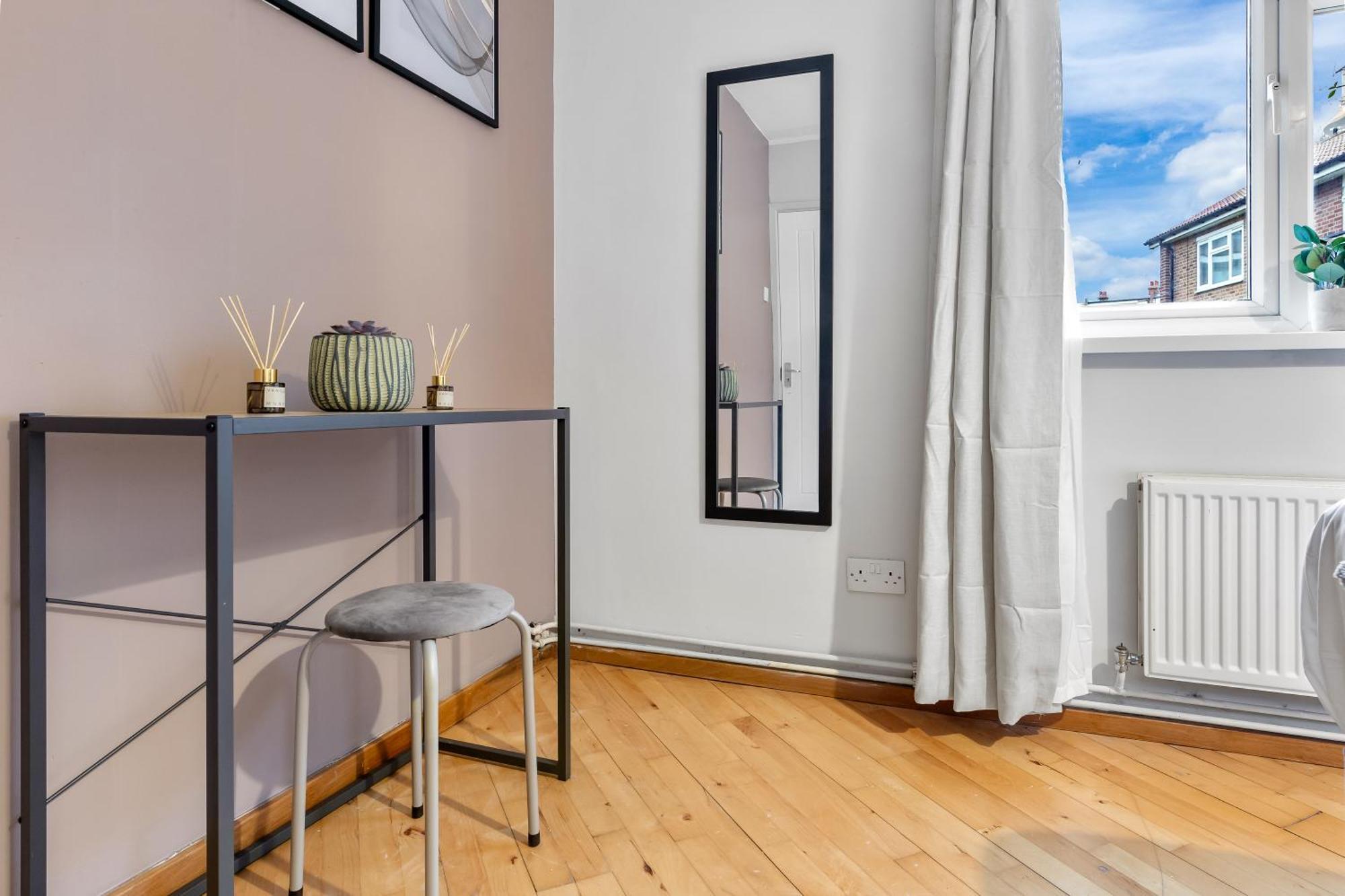 Elegant Retreat - Sleeps 6 - Close To Putney & Stamford Bridge Apartment *