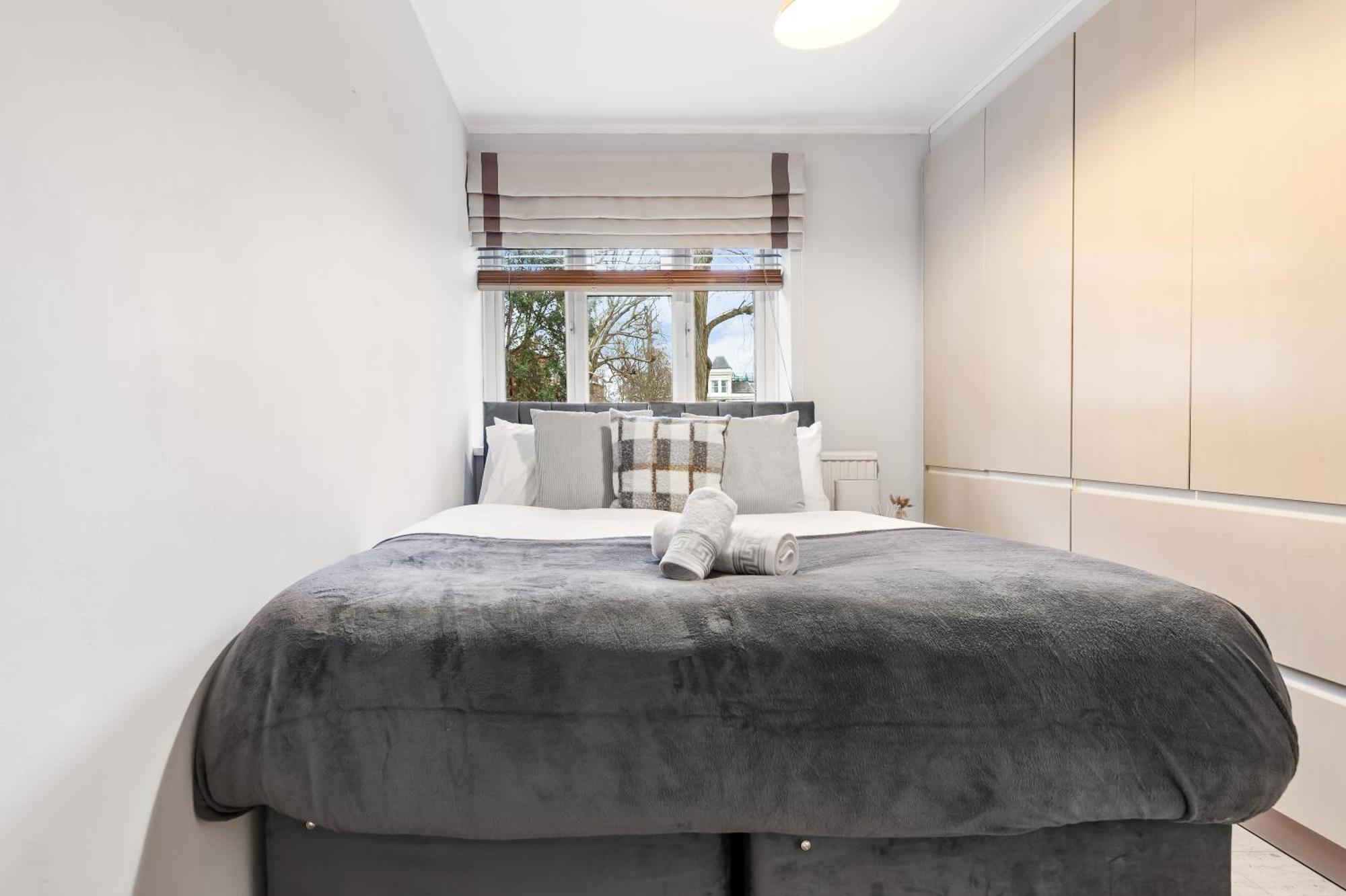 Elegant Retreat - Sleeps 6 - Close To Putney & Stamford Bridge Apartment