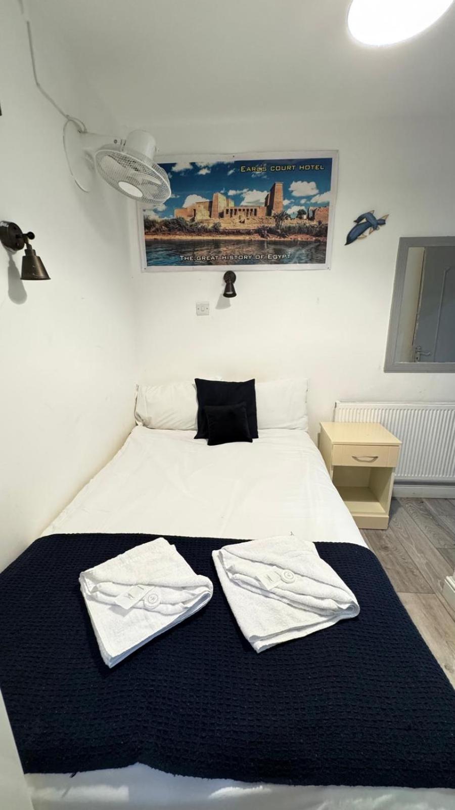 Capsule hotel Earl's Court
