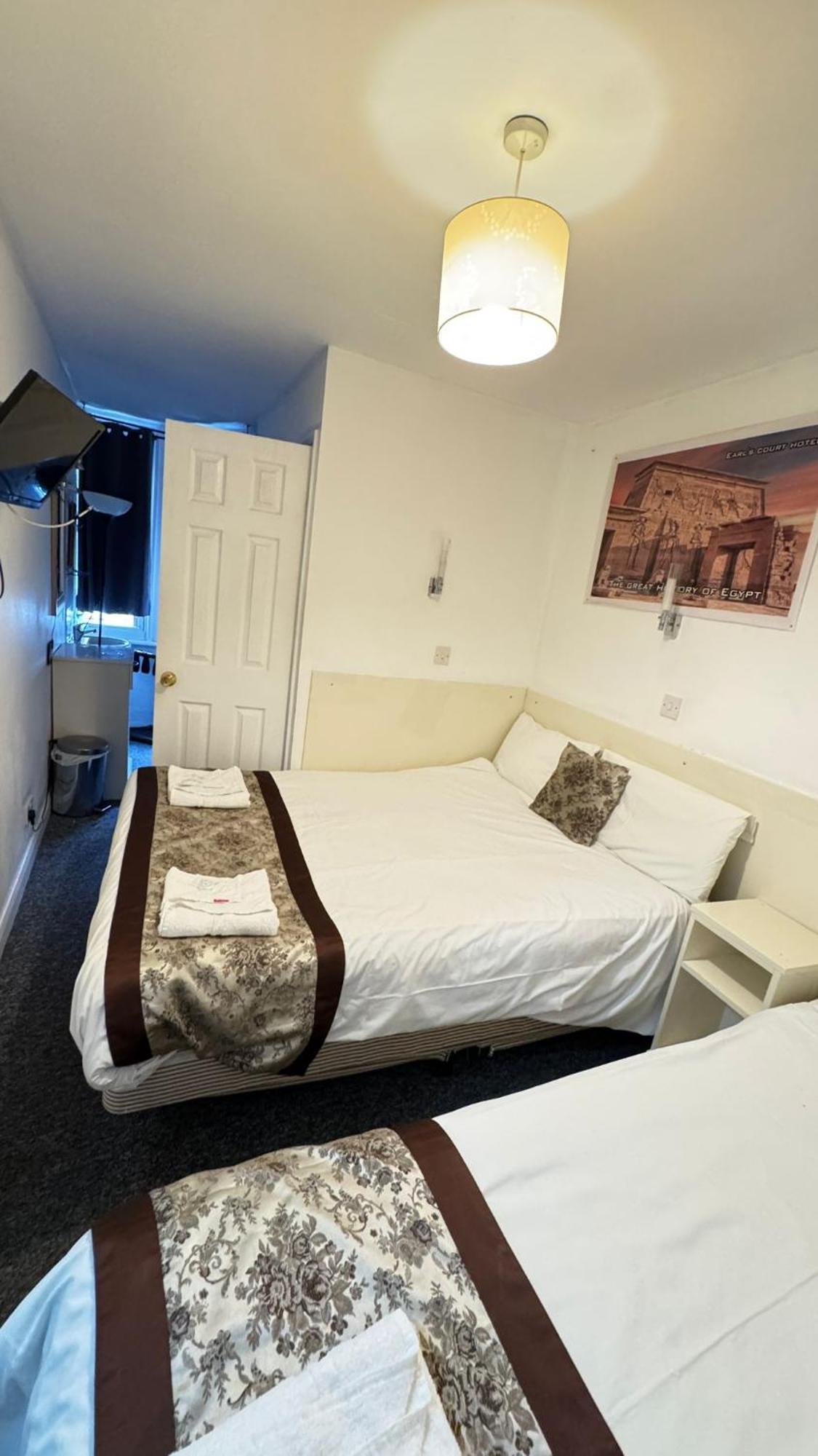 Capsule hotel Earl's Court