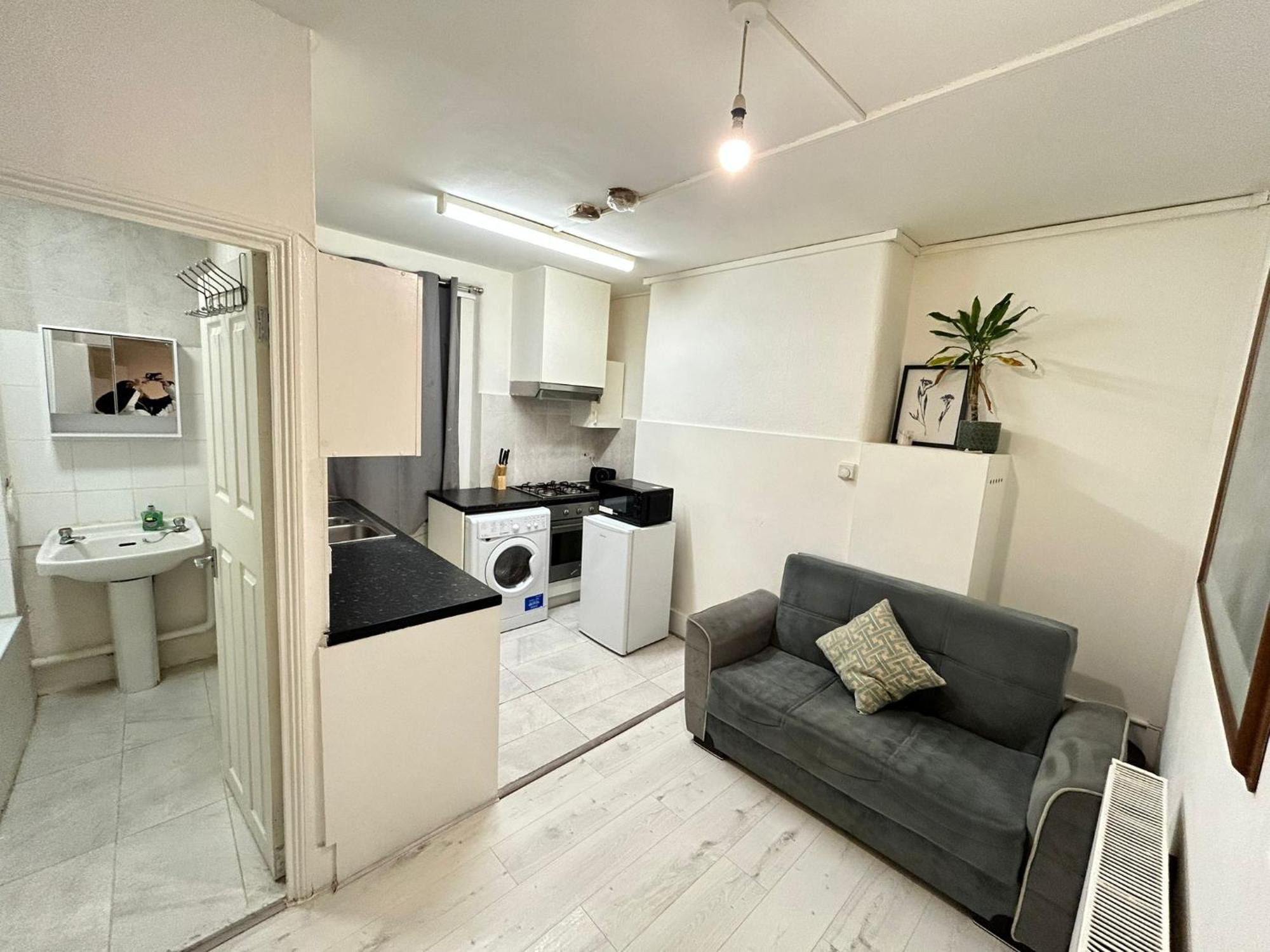 Ground Floor One Bedroom Flat Apartment *