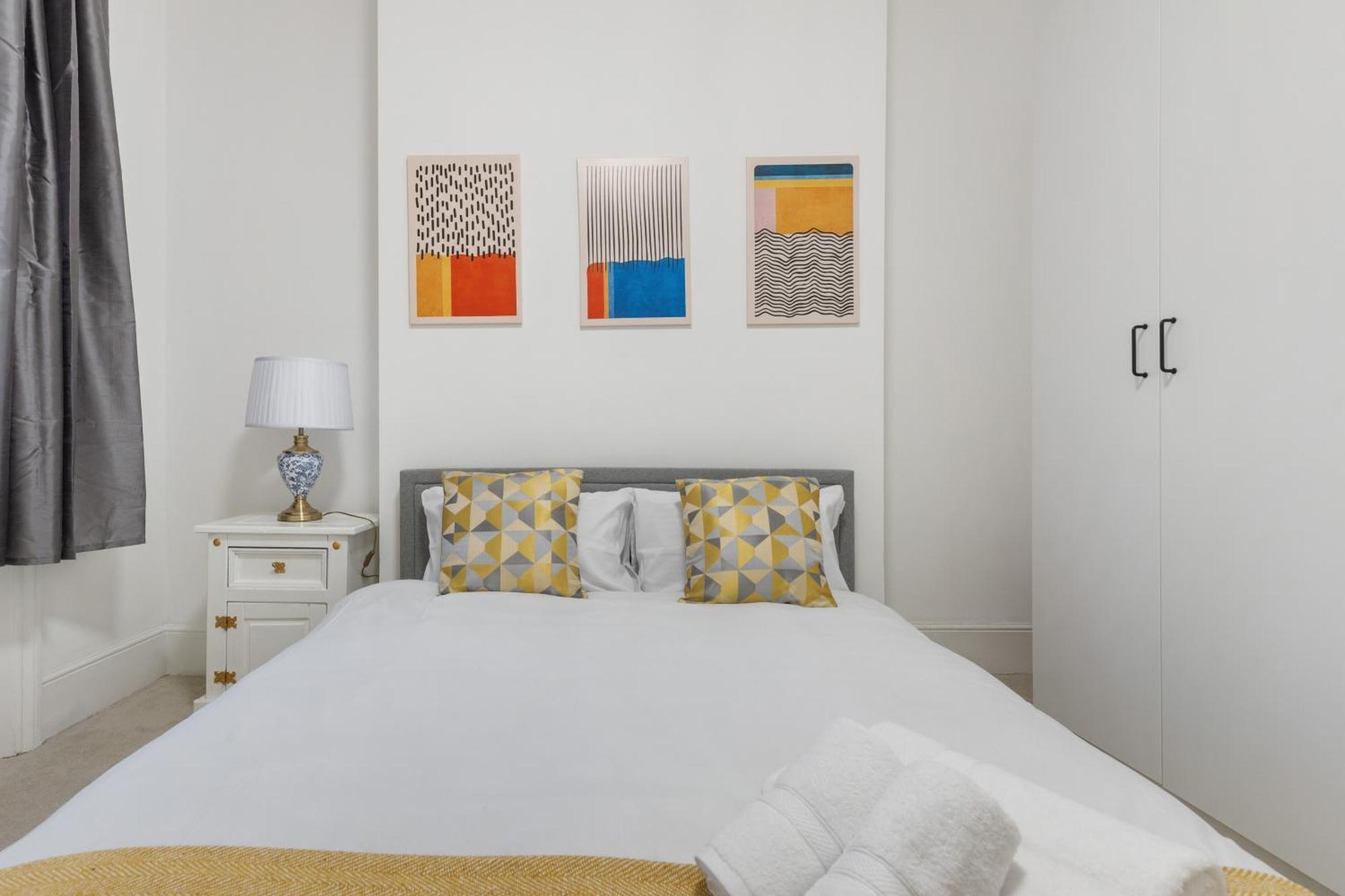 Apartment Modern 5-bedroom Fulham Flat - Sleeps 12 *