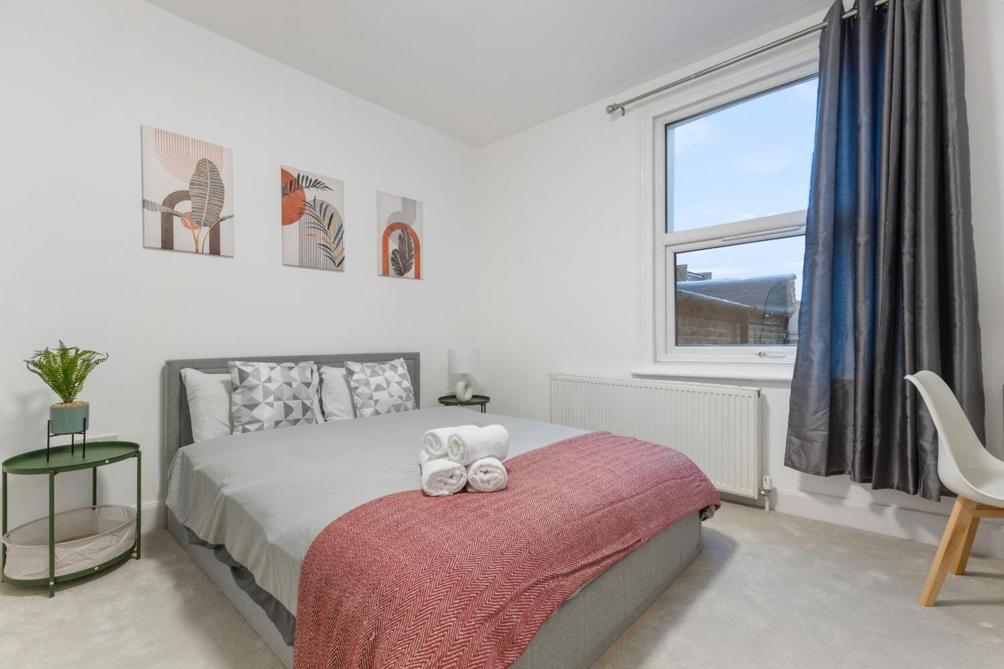 Modern 5-bedroom Fulham Flat - Sleeps 12 * London