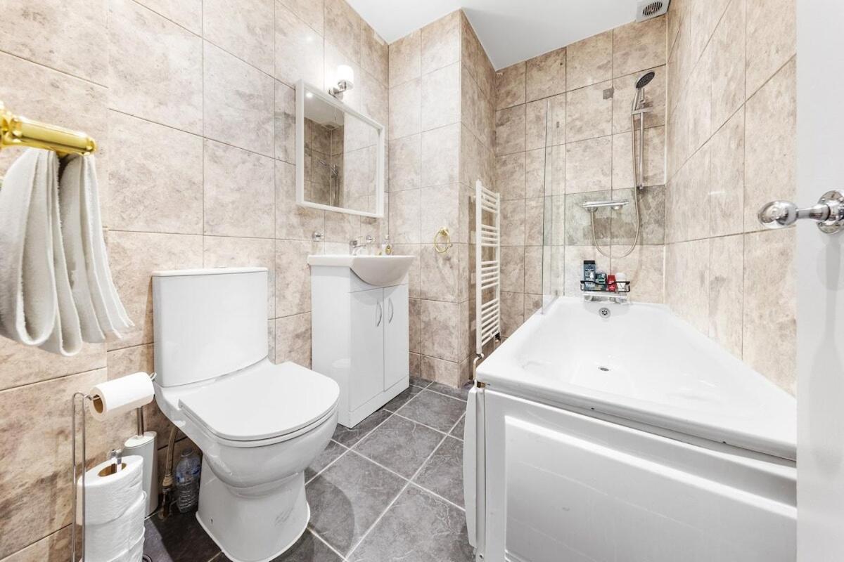 Apartment Luxury 2 Bedroom Balcony Kensington Flat For 6 Near Harrods & Next To Station!