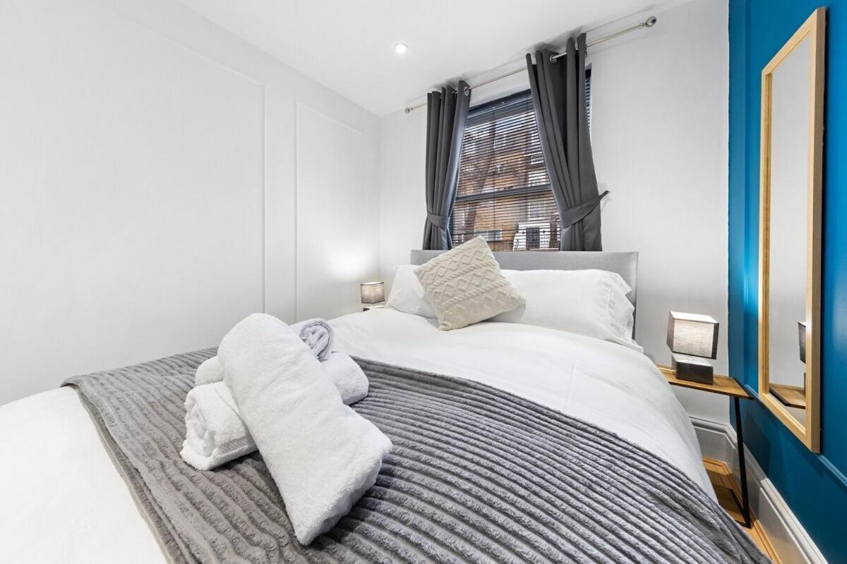 Luxury 2 Bedroom Balcony Kensington Flat For 6 Near Harrods & Next To Station! Apartment *