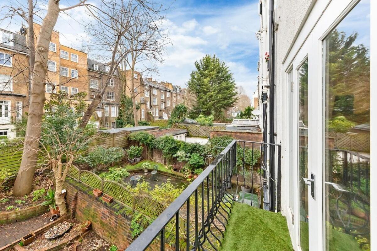 Apartment Luxury 2 Bedroom Balcony Kensington Flat For 6 Near Harrods & Next To Station! London