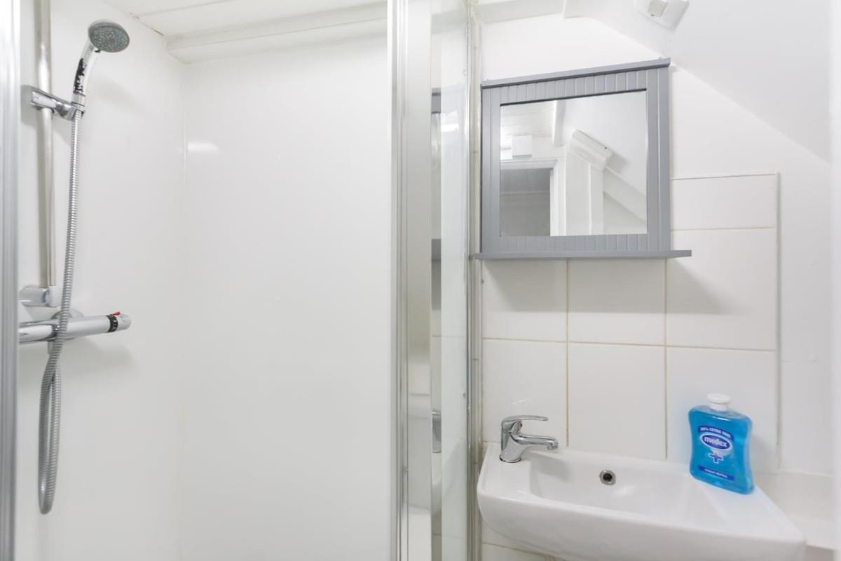 Cozy Near Hyde Park Apartment *