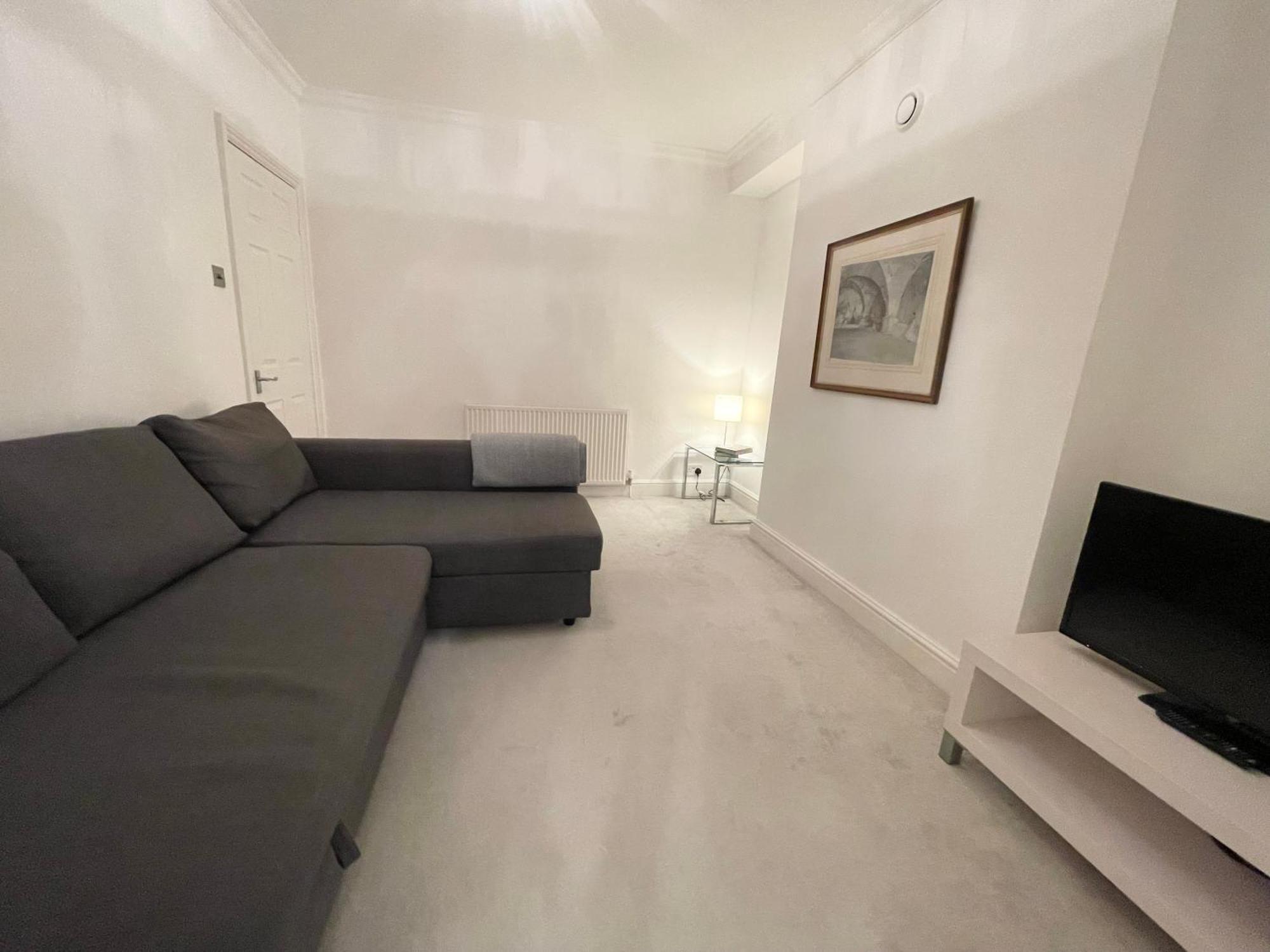 In Westminster And Victoria Apartment