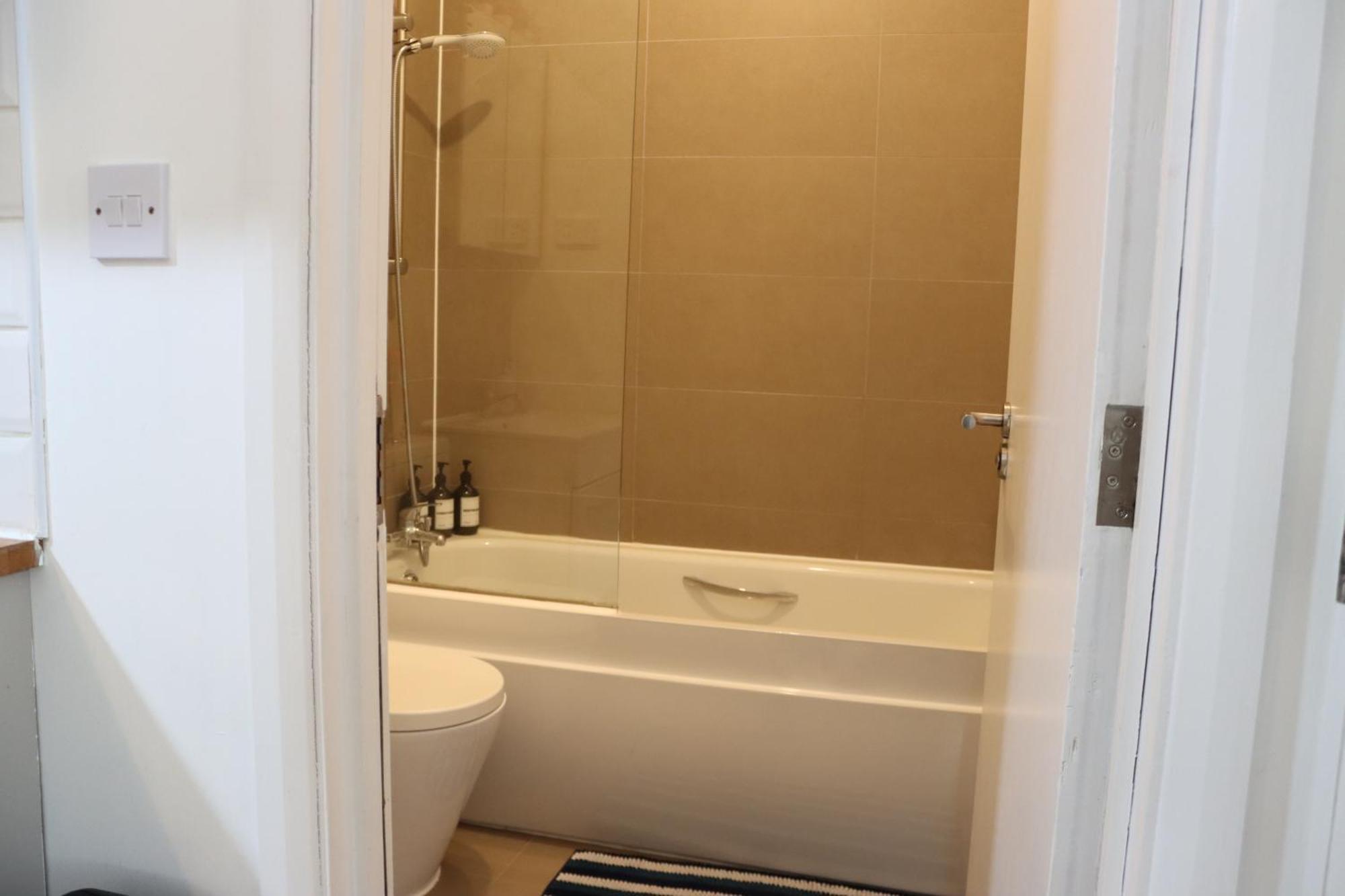 Stylish - Private Bathroom, 15mins To London! Apartment