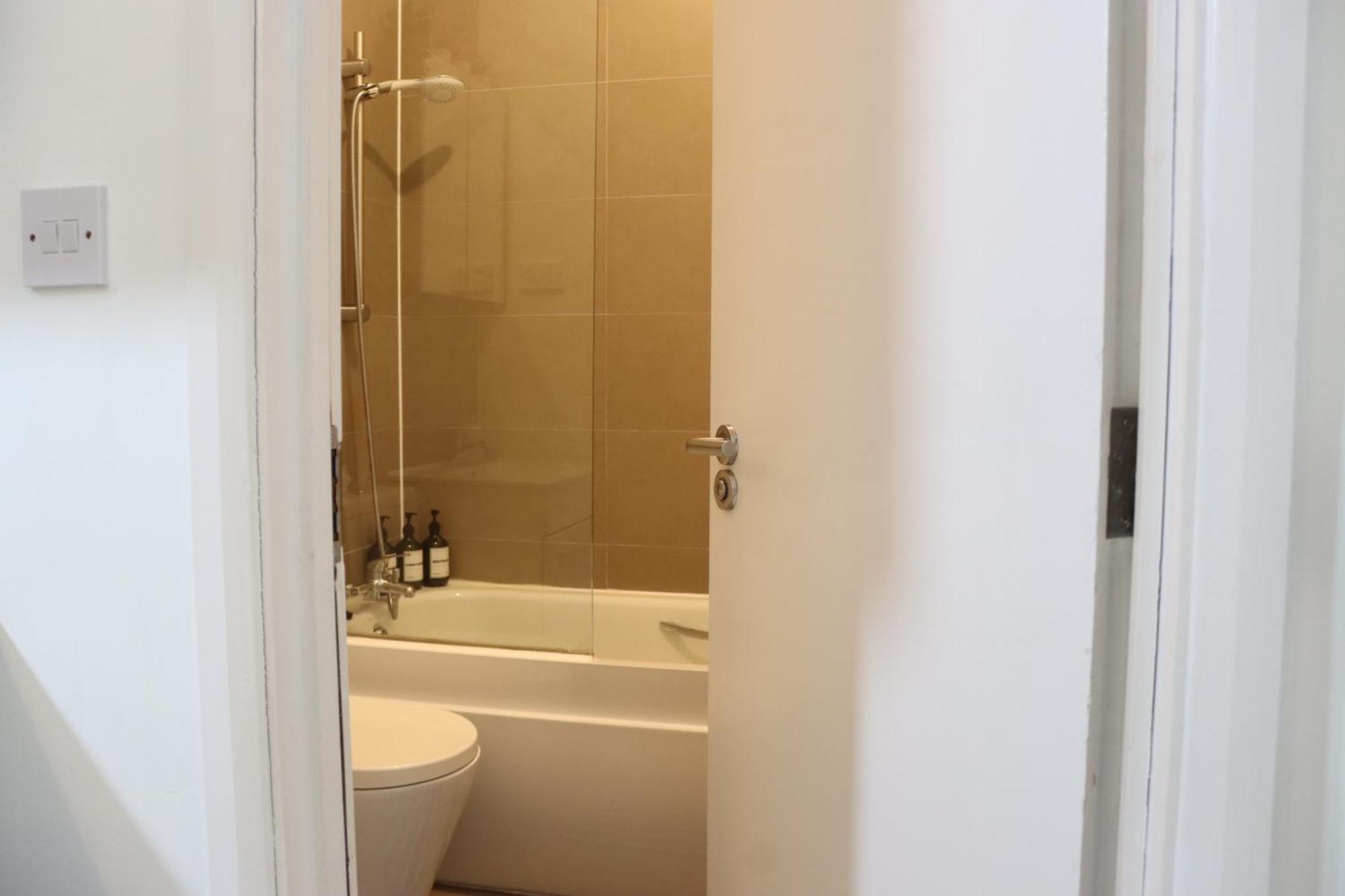 Apartment Stylish - Private Bathroom, 15mins To London!