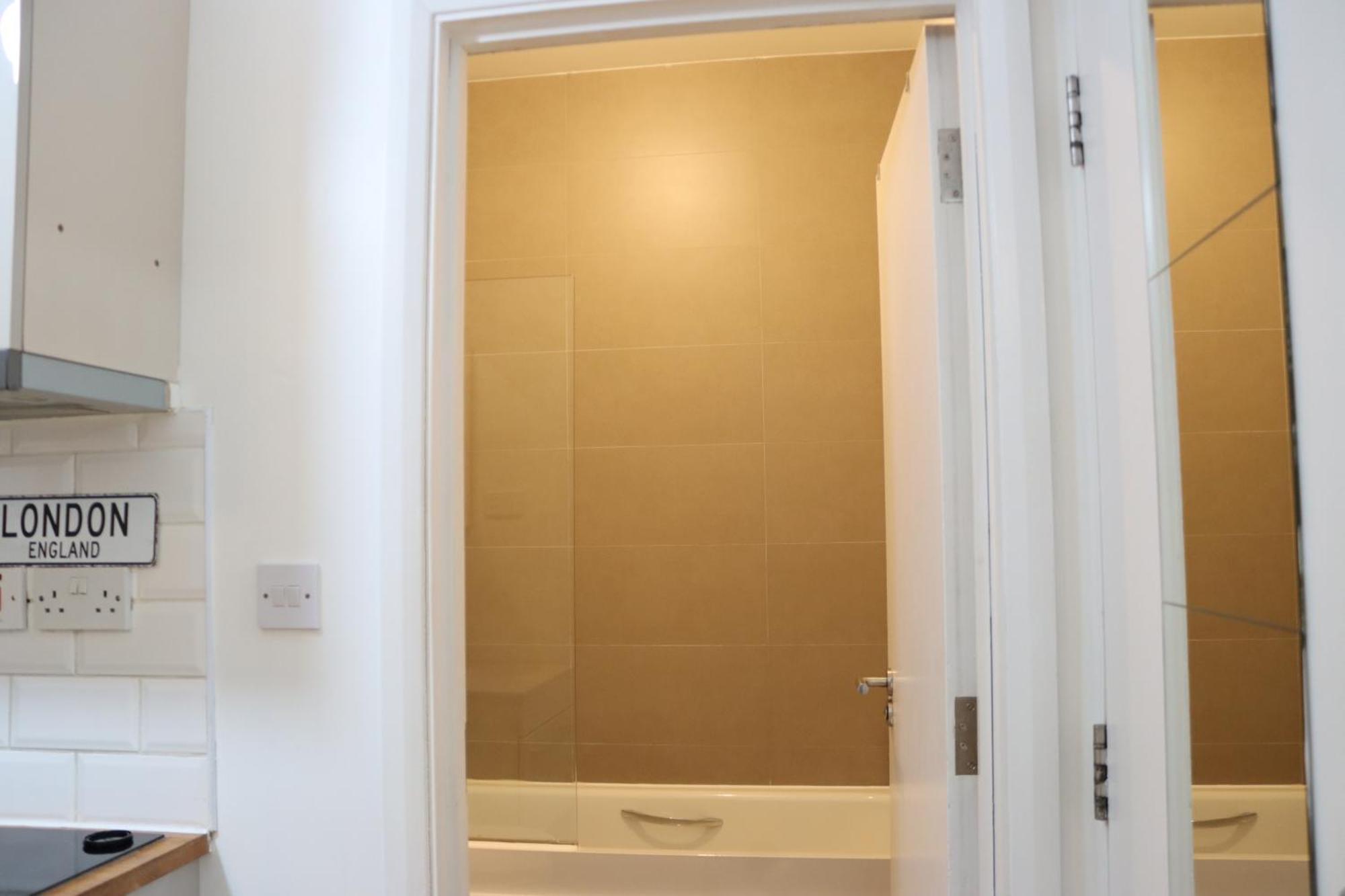 Apartment Stylish - Private Bathroom, 15mins To London! *