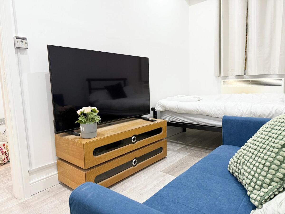25 Mins To With Free Parking & Large Garden Apartment London