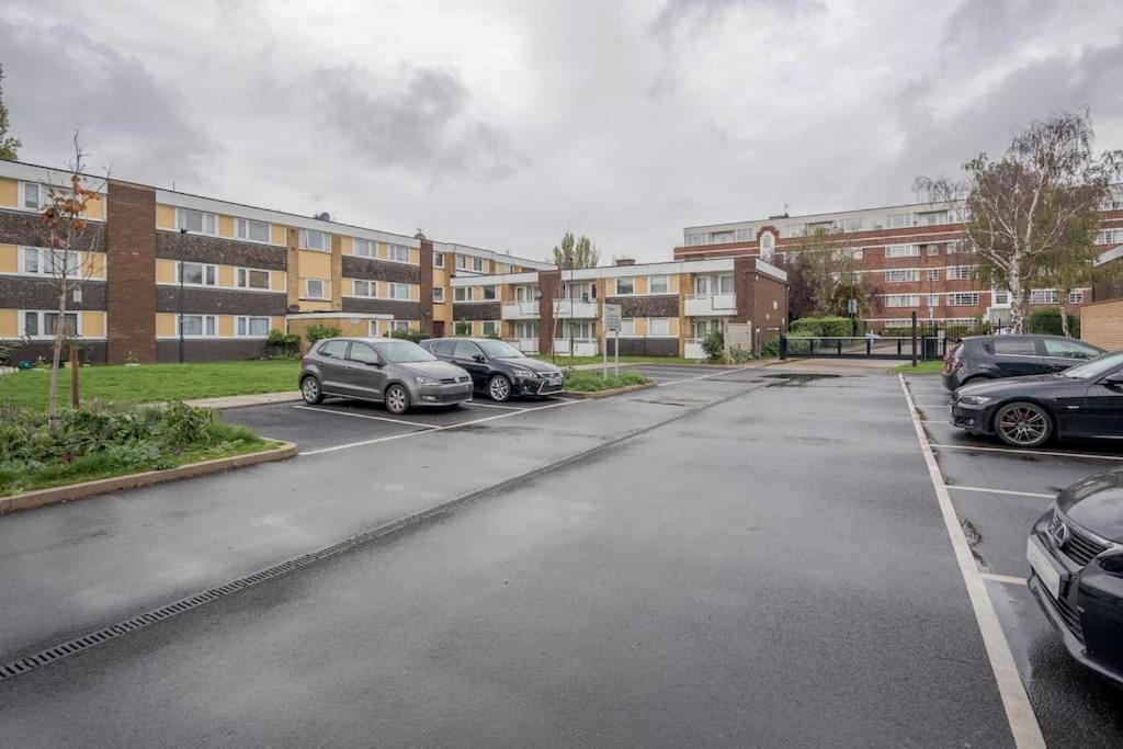 Lovely 2-bedroom With Balcony And Park View Apartment *