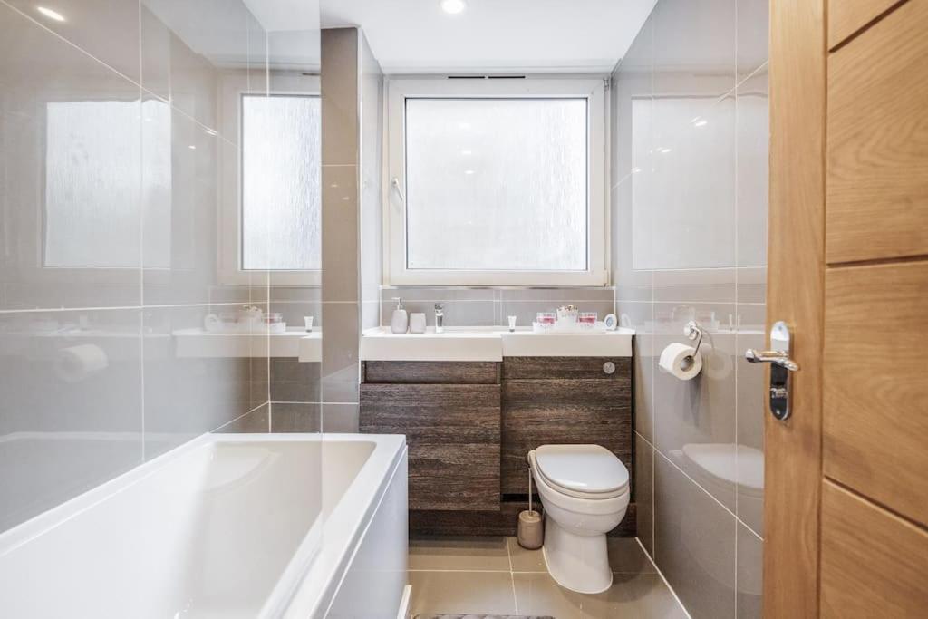 Lovely 2-bedroom With Balcony And Park View Apartment London