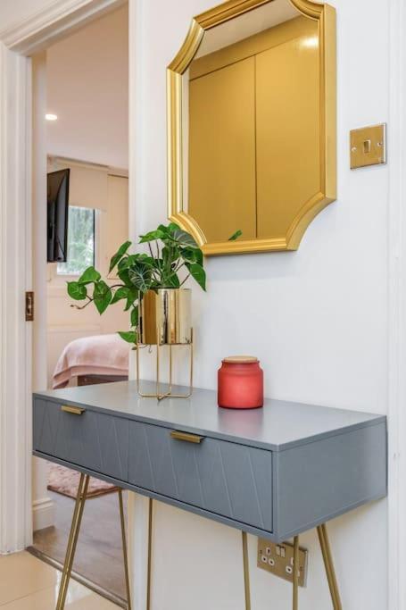 Lovely 2-bedroom With Balcony And Park View London