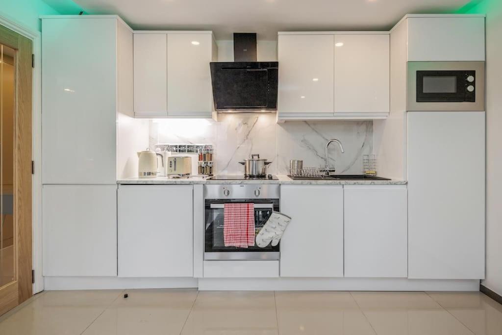 Lovely 2-bedroom With Balcony And Park View Apartment