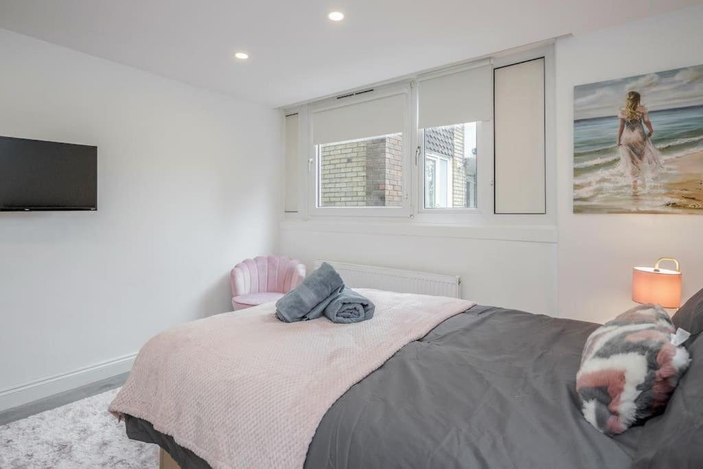 Apartment Lovely 2-bedroom With Balcony And Park View