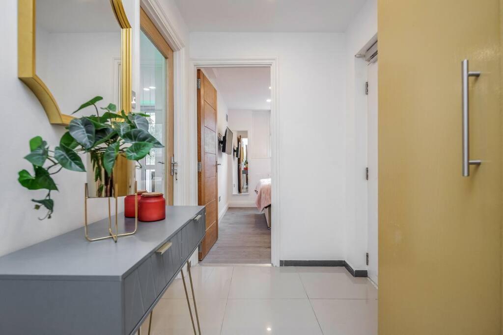 Lovely 2-bedroom With Balcony And Park View Apartment *