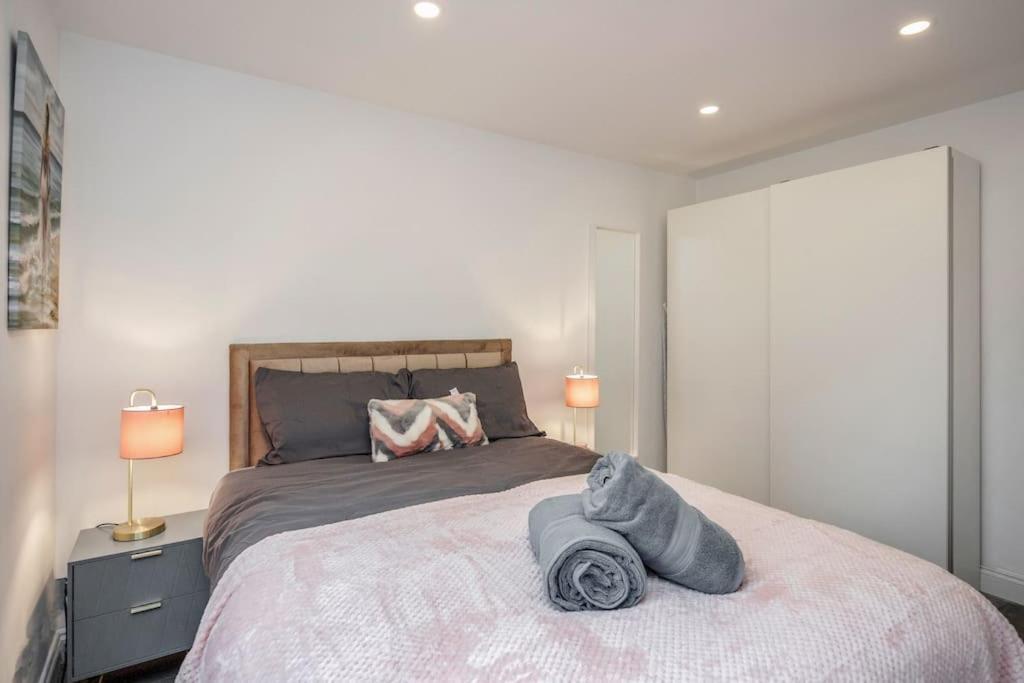 Apartment Lovely 2-bedroom With Balcony And Park View London