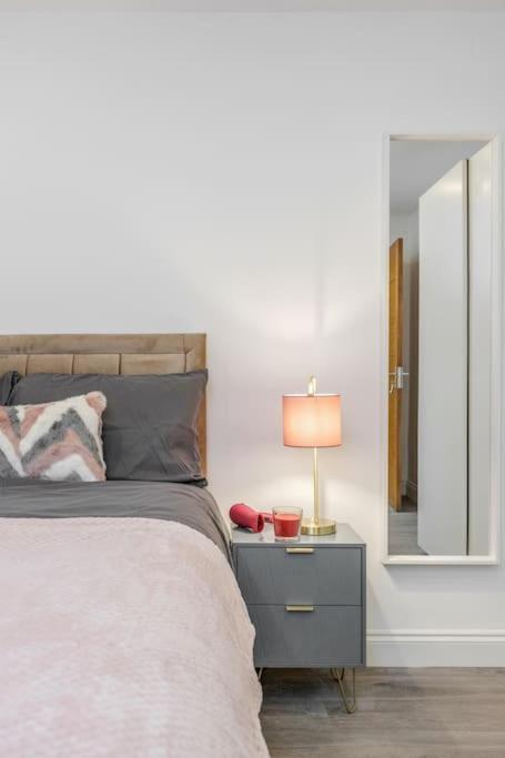 Lovely 2-bedroom With Balcony And Park View * London