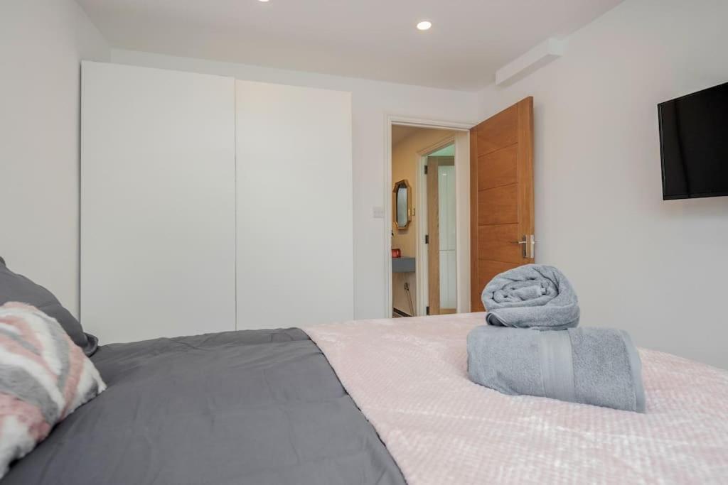 Lovely 2-bedroom With Balcony And Park View Apartment