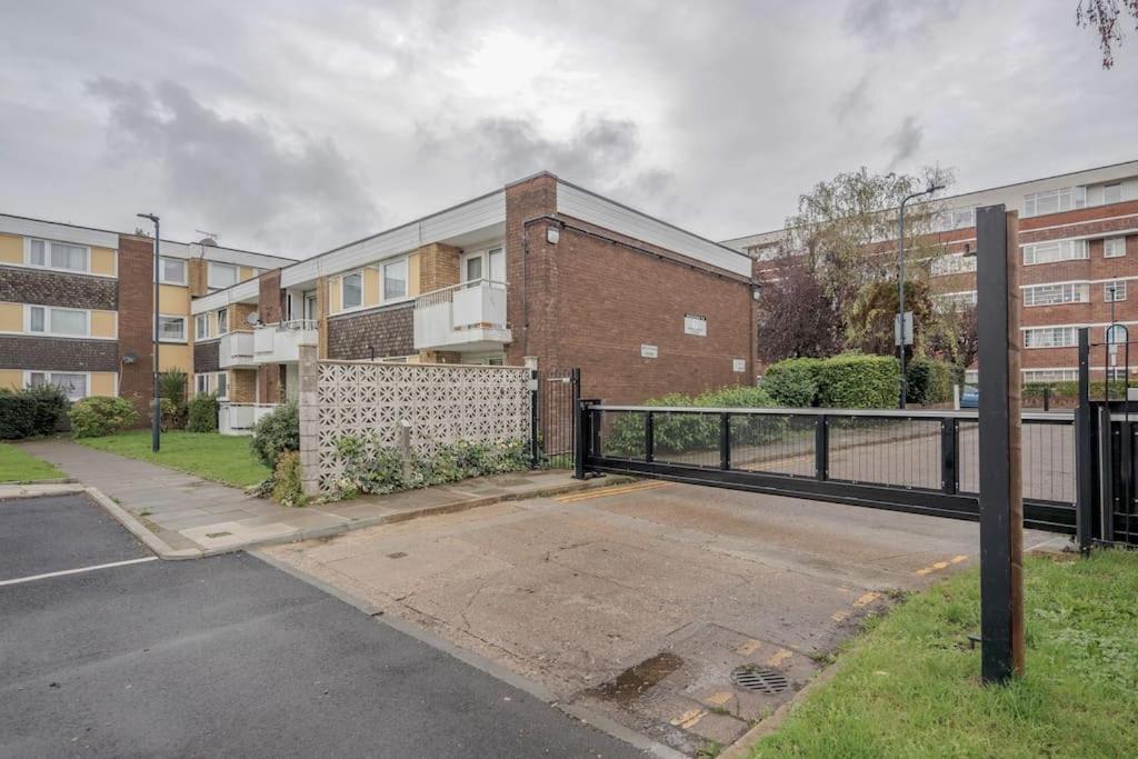 Lovely 2-bedroom With Balcony And Park View Apartment *