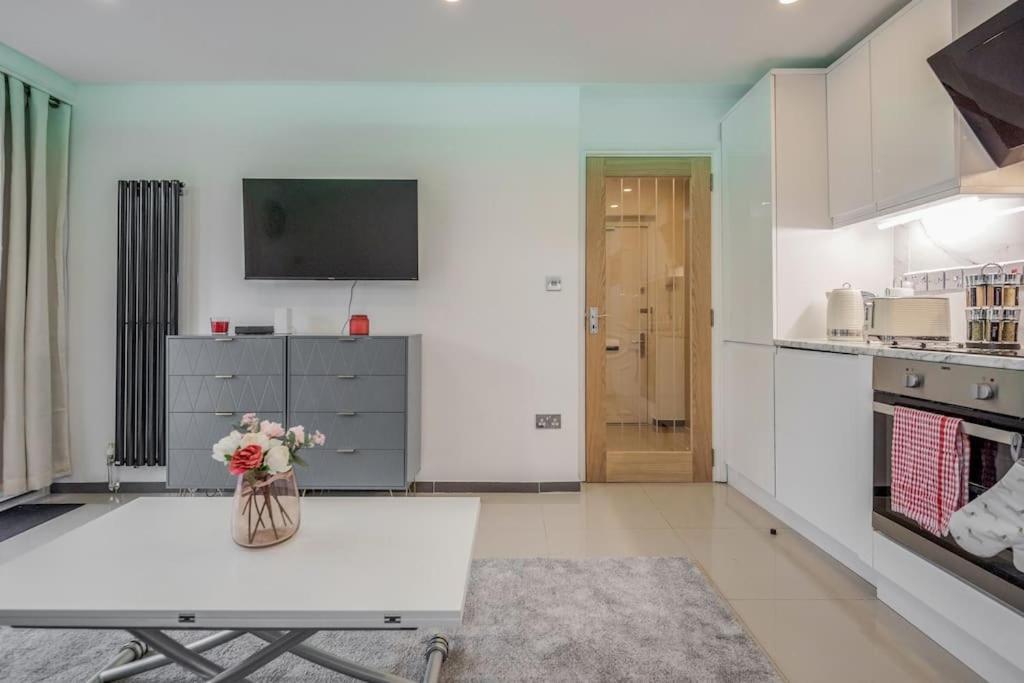 Apartment Lovely 2-bedroom With Balcony And Park View London