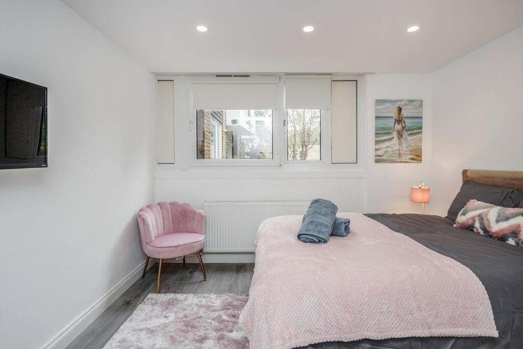 Apartment Lovely 2-bedroom With Balcony And Park View