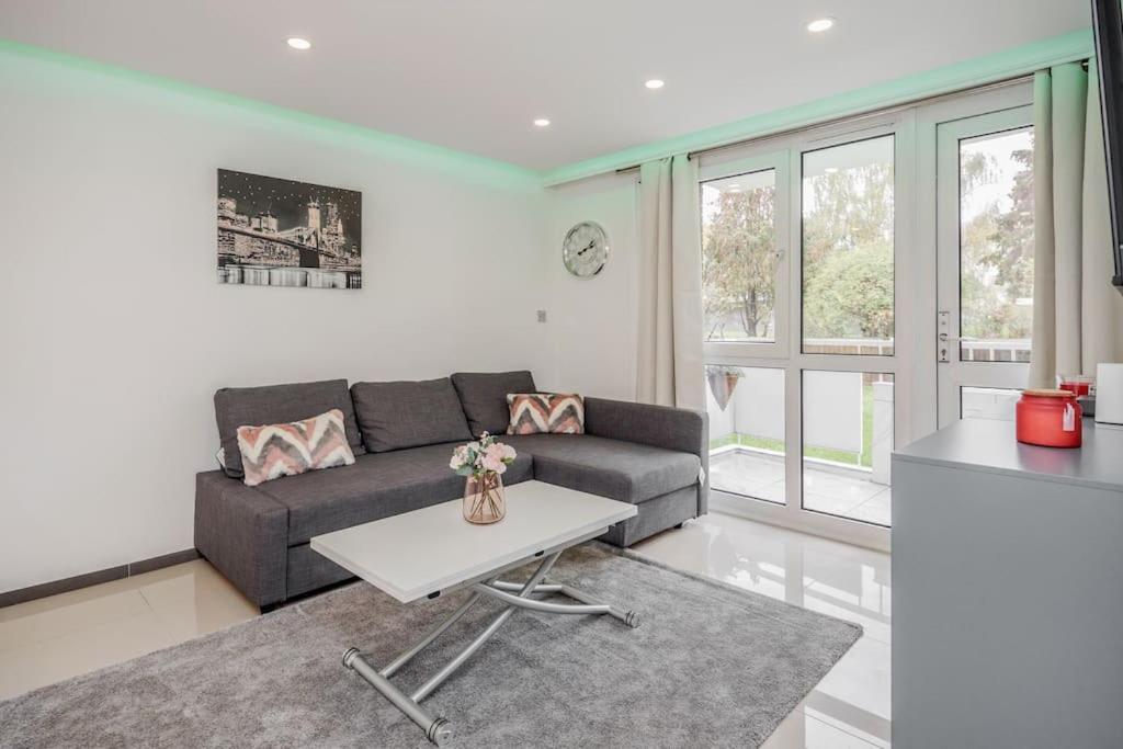 Lovely 2-bedroom With Balcony And Park View Apartment *