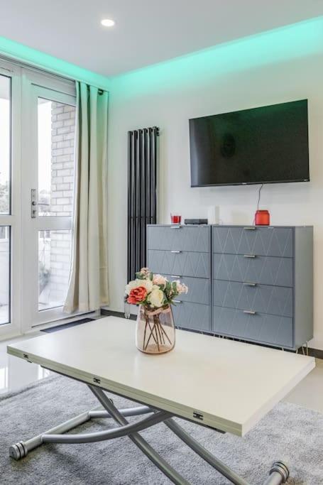 Lovely 2-bedroom With Balcony And Park View Apartment London