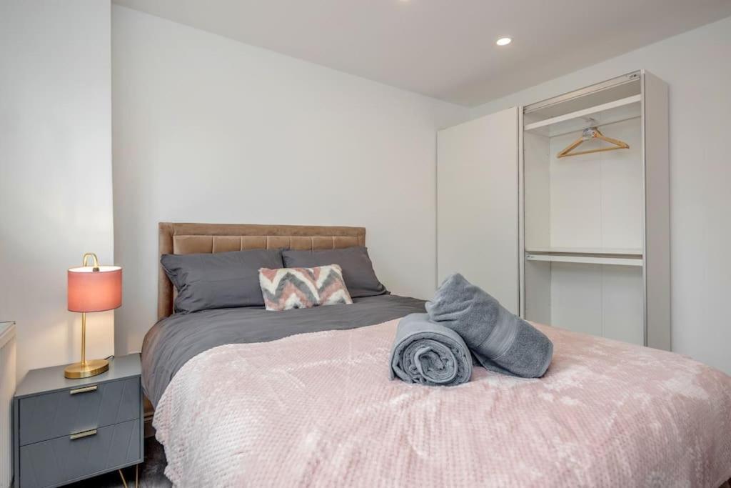 Lovely 2-bedroom With Balcony And Park View Apartment *