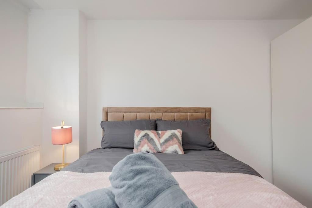 Apartment Lovely 2-bedroom With Balcony And Park View London